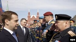 Президент Дмитрий Медведев встречается с участниками военного парада на Красной площади в Москве. 9 мая 2008