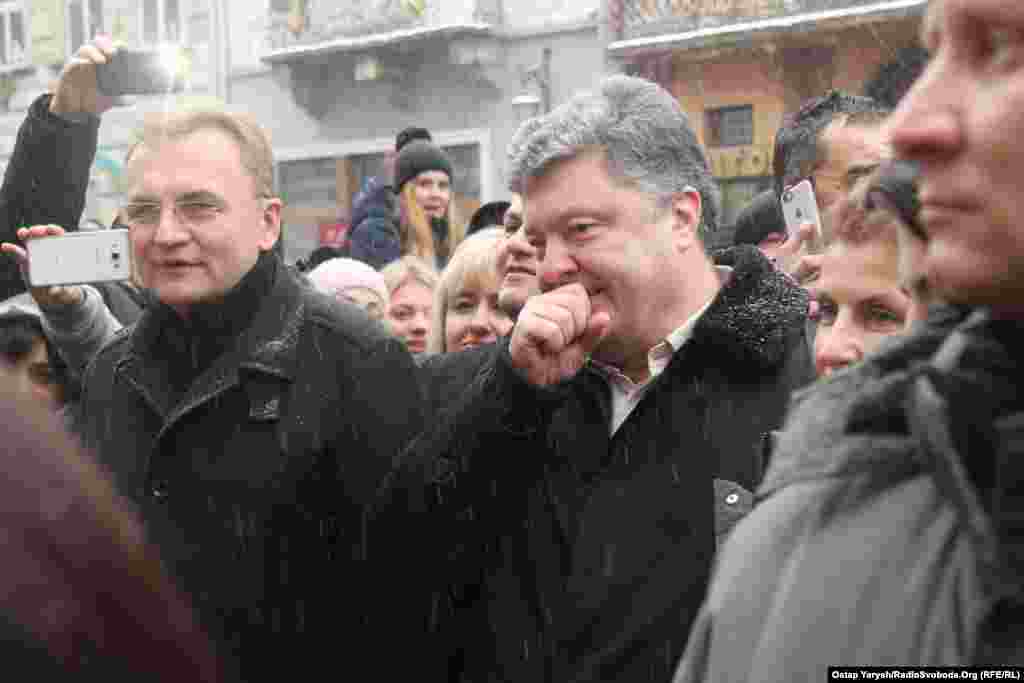 На Рождество во Львов с семьей приехал президент Украины Петр Порошенко. Слева от президента &ndash; мэр Львова Андрей Садовый &nbsp;
