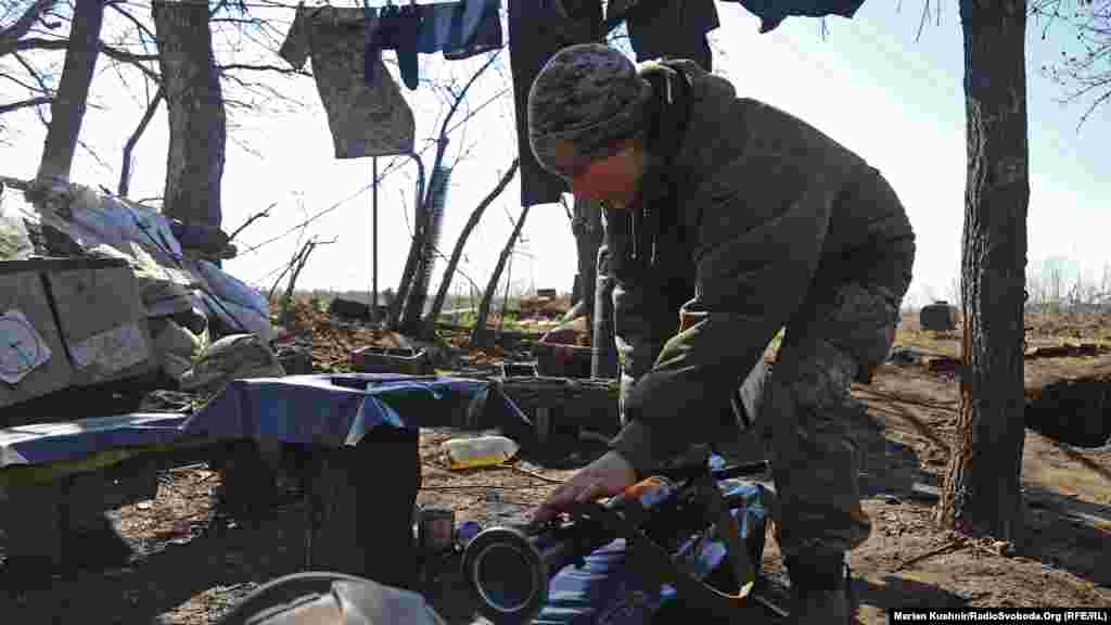 Українська військова чистить гранатомет
