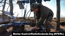 Українська військова чистить гранатомет поблизу міста Попасна, Луганська область