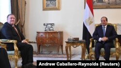 Sekretari amerikan i Shtetit, Mike Pompeo (majtas) dhe presidenti i Egjiptit, Abdel Fattah al-Sisi.