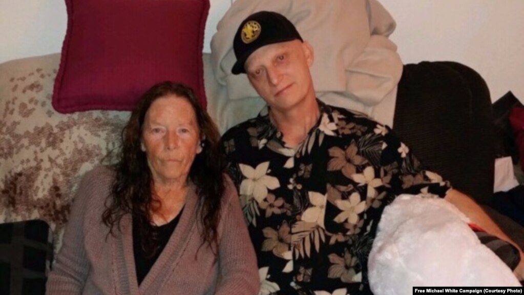 مایکل وایت، شهروند آمریکایی زندانی در زندان مشهد در کنار مادرش، دادستان مشهد گفته او به اتهامات امنیتی نیز متهم شده است