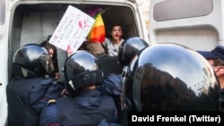 Задержание защитника прав представителей ЛГБТ-сообщества. Петербург, 1 мая 2017 года