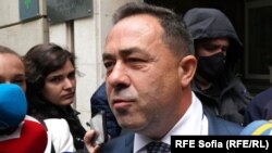 Заместник-министърът Красимир Живков беше изведен по обед от Министерството на околната среда и водите и качен в микробус на прокуратурата. По-късно говорител на главния прокурор съобщи, че той е задържан за 24 часа