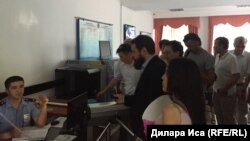 Италия парламентінің депутаты Роберто Рампи (ортада) мен Ардақ Әшімнің туыстары белсендінің апелляциялық шағымын қарайтын сотқа кірейін деп тұр. Шымкент, 19 маусым 2018 жыл. 
