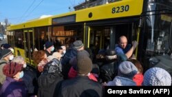 Coadă la autobuz, după ce numărul pasagerilor a fost limitat la 10 pentru a garanta condițiile sanitare optime pentru încetinirea răspândirii pandemiei de coronavirus, Kiev 20 martie 2020
