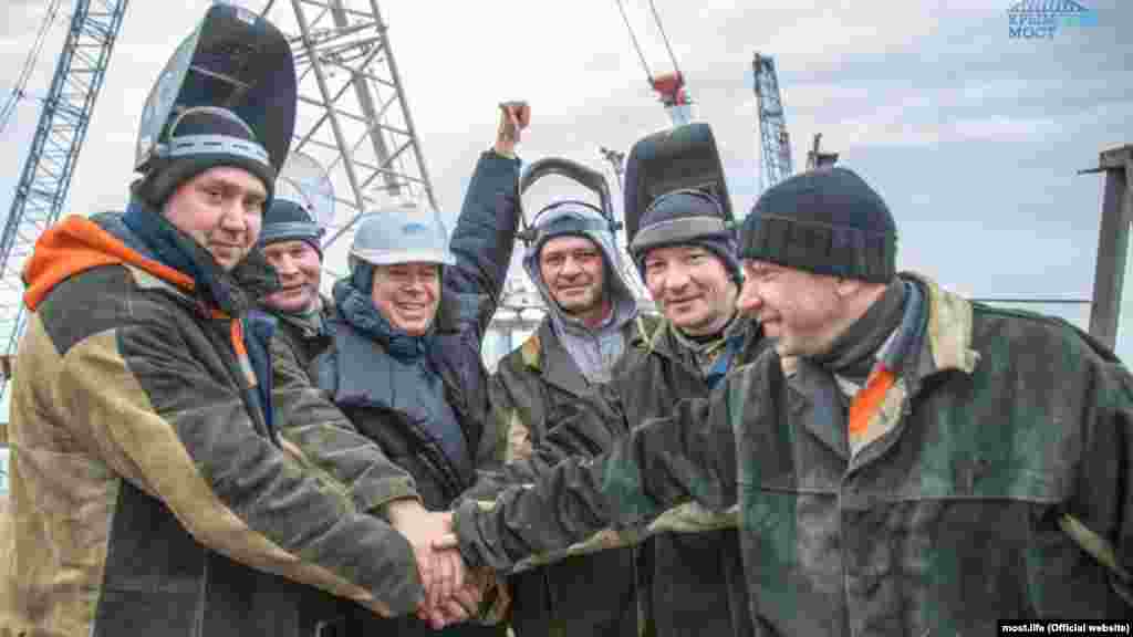 Російська пропаганда прославляє «будівництво століття», а будівельників мосту розважають то навчаннями з термінової евакуації, то зірковими гостями