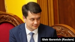 Із пропозицією відсторонити Разумкова на засіданні 5 жовтня виступили депутатська фракція «Слуга народу» і депутатські групи «Довіра» і «За майбутнє»