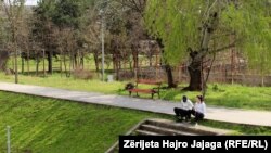 илустрација, луѓе во градскиот парк во Скопје