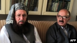 Представитель пакистанского крыла движения «Талибан» (слева) на переговорах с властями страны. Иллюстративное фото.