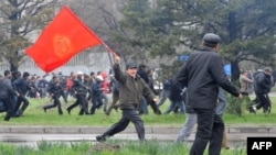 Бийликке каршы чыккандар Бишкектин борборунда, 7-апрель, 2010-жыл. 