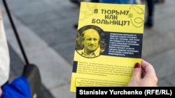 На акции памяти Георгия Гонгадзе раздавали листовки в поддержку крымского журналиста Николая Семены, Киев, 16 сентября 2016 года