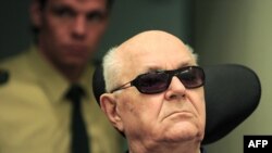 Germany -- Accused Nazi death camp guard John Demjanjuk arrives for another session of his trial in a courtroom in Munich, 20Apr2010