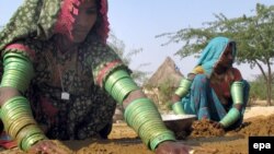 A woman works at a temporary shelter for freed peasants run by independent rights activists on the outskirts of Hyderabad, Pakistan. (file photo)