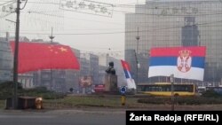 Zastave Kine i Srbije oko spomenika Dimitriju Tucoviću na Slaviji u Beogradu