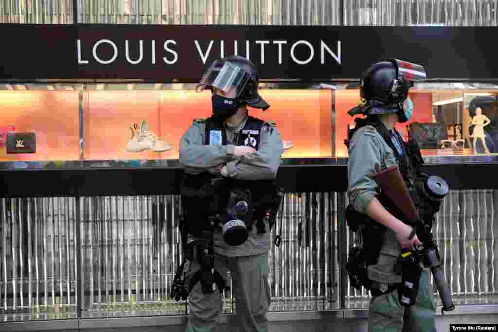 Riot police stand guard outside a Louis Vuitton shop during a protest against Beijing&#39;s plans to impose national security legislation in Hong Kong, China May 28, 2020. (REUTERS/Tyrone Siu)