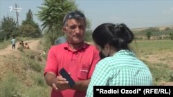 Житель района Рудаки беседует с журналистом Радио Озоди