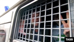 Задержанный во время акции протеста против принятия поправок к закону о митингах лидер партии "Яблоко" Сергей Митрохин