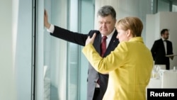 Ілюстративне фото. Президент України Петро Порошенко (ліворуч) та канцлер Німеччини Анґела Меркель. Берлін, березень 2015 року