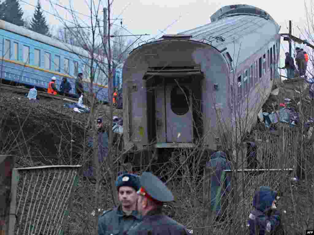 После проведения следственных действий выяснилось, что поезд был подорван в пятницу вечером взрывным устройством мощностью в 7 килограммов в тротиловом эквиваленте
