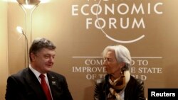 Директор-розпорядник МВФ Крістін Лаґард спілкується з президентом України Петром Порошенком на щорічних зборах Всесвітнього економічного форуму, Швейцарія, січень 2015 року