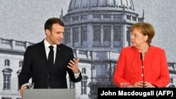 Франция президенті Эммануэль Макрон (сол жақта) және Германия канцлері Ангела Меркель. Берлин, 19 сәуір 2018 жыл.