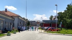 Doctors and medical staff in Novi Pazar turned their backs on Serbian Prime Minister Ana Brnabic and Health Minister Zlatibor Loncar when they came to visit the hospital.