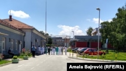 Doctors and medical staff in Novi Pazar turned their backs on Serbian Prime Minister Ana Brnabic and Health Minister Zlatibor Loncar when they came to visit the hospital.