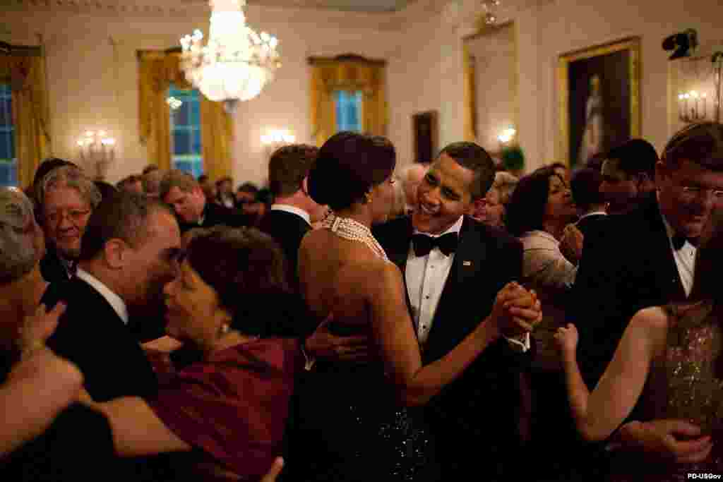Фото и комментарии к ним принадлежат официальному фотографу Белого дома Питу Соуза (Pete Souza) - Первое формальность президента в Белом доме - танец с супругой на балу. Барак Обама подпевает песне группы Earth, Wind and Fire (24 февраля 2009 года)