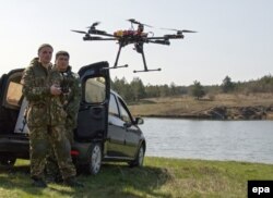 Militari ucraineni se antrenează cu o dronă în apropiere de Mariupol, 7 aprilie, 2016