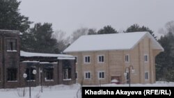 Здание «Дома заботы» (на дальнем плане) на территории областного архитектурно-этнографического и природно-ландшафтного музея-заповедника в Усть-Каменогорске. 30 января 2020 года.