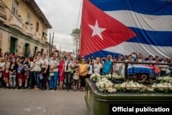 Тамас Муніта, для The New York Times. Пахавальная працэсія Фідэля Кастра мінае горад Санта-Кляра ў цэнтральнай частцы Кубы.