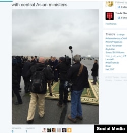 Reuters мухбири Мэтт Спиталник Twitter саҳифасида Жон Керри пойига яшил гилам тўшалди, деб хабар қилди.