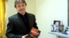 Александр Литвиненко с книгой "ФСБ взрывает Россию", Лондон, май 2002 года 