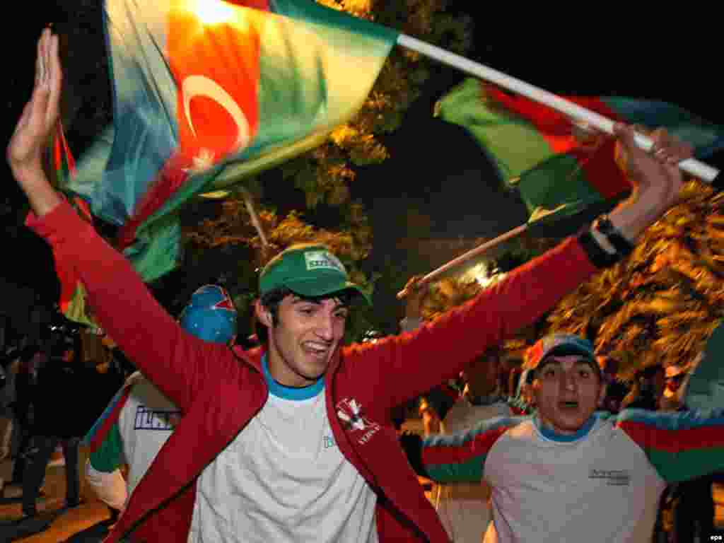Сторонники Ильхама Алиева праздновали его победу в тот же день, 15 октября 2008 года. - Сторонники Ильхама Алиева праздновали его победу в тот же день, 15 октября 2008 года. 