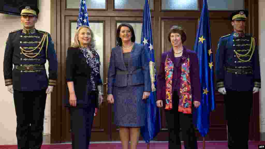 Predsjednica Kosova Afifete Jahjaga sa američkom državnom sekretarkom Hillary Clinton i visokom predstavnicom EU za spoljnu politiku, Catherine Ashton, Priština, 31. oktobar 2012. Foto: REUTERS / Saul Loeb 