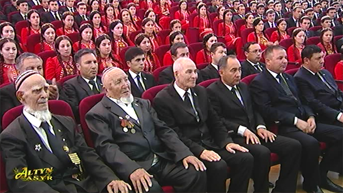 Turkmen WWII Veterans Must Pay For Gifts They'll Receive From President On Victory Day