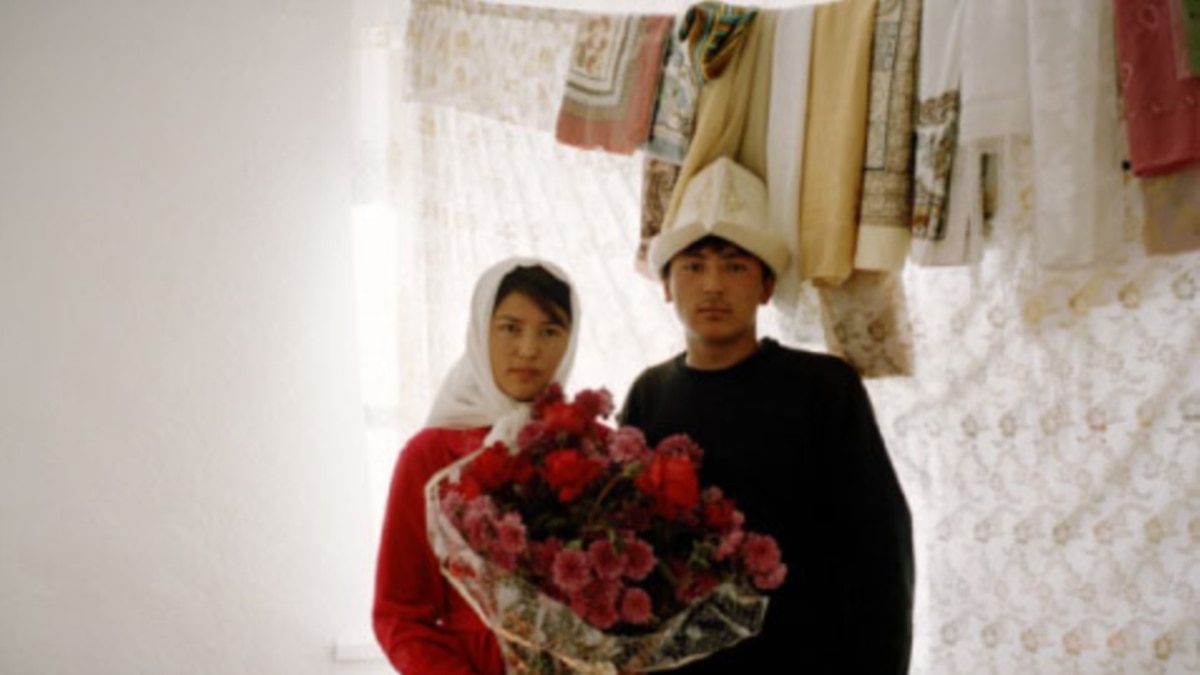 Изменила мужу узбекский. Киргизы пара. Семья киргизов. Дом кыргызских семей. Русско Киргизская семья.