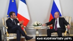 Президент Франции Эммануэль Макрон и президент России Владимир Путин (справа). Петербург, 24 мая 2018 года.