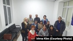 Активистка Галина Арзамасова (в кресле — крайняя слева) в здании суда. Талгар, Алматинская область, 14 октября 2019 года.