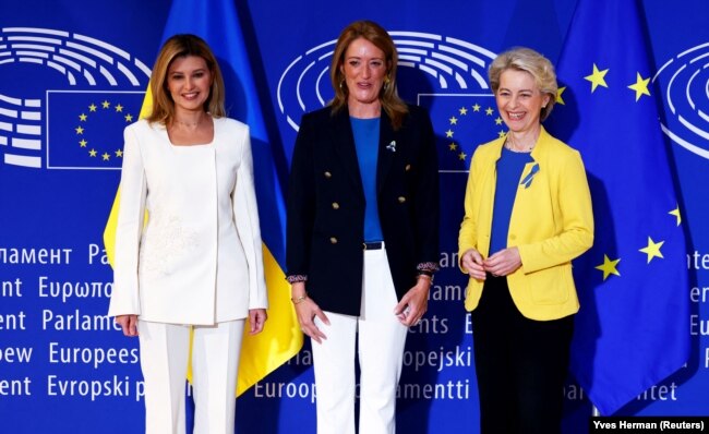 Ukrainian first lady Olena Zelenska (left to right), European Parliament President Roberta Metsola, and European Commission President Ursula von der Leyen pose at the European Parliament on September 14.