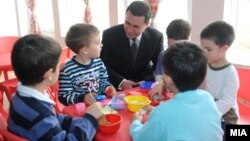 Премиерот Никола Груевски присуствува на пуштањето на детска градинка „Сонце“ во скопската општина Аеродром на 8 март 2013 година. 