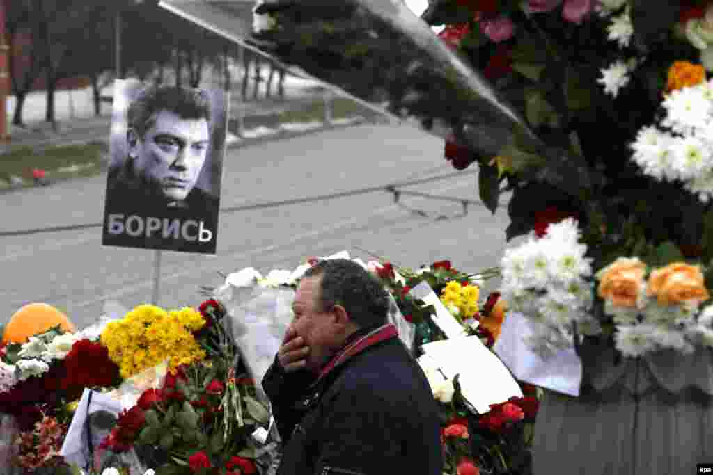 A man reacts at the site of killing of Russian opposition veteran leader Boris Nemtsov in central Moscow. (epa/Sergei Ilnitksy)