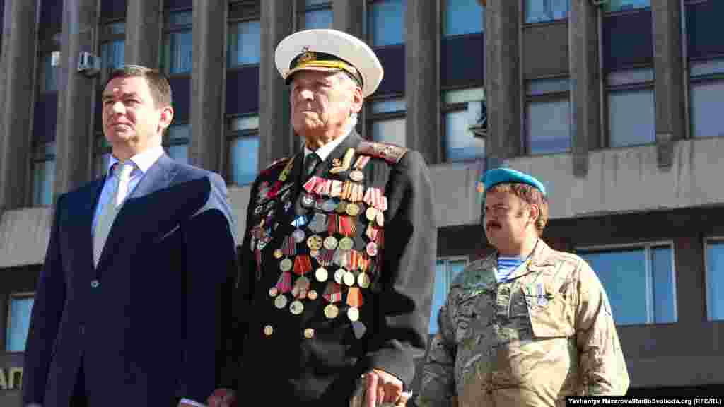 Учасники урочистої церемонії – голова Запорізької ОДА Григорій Самардак, ветеран Другої світової війни Іван Залужний, ветеран АТО В’ячеслав Зайцев