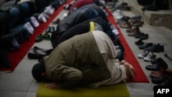 Верующие во время пятничной молитвы в мечети Пекина, Китай. Иллюстративное фото. 