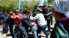 Полиция задерживает пришедших на несанкционированный митинг «по земельному вопросу». Алматы, 21 мая 2016 года.