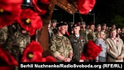 На передньому плані (зліва направо) Євген Межевікін – танкіст, майор Збройних сил України, заступник командира 1-ї окремої танкової бригади, Герой України і Павло Чайка – військовий Збройних сил України, лейтенант, повний кавалер ордена «За мужність»