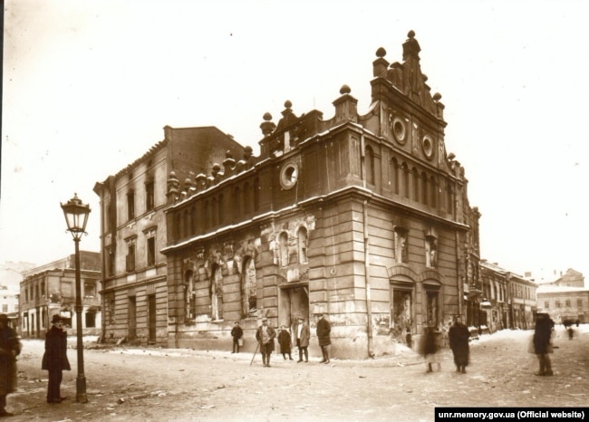 La synagogue Beit Hasidim au coin des rues Lazenna et Bozhnycha à Lviv a été incendiée par les Polonais pour se venger des Juifs qui, selon eux, ont activement aidé les Ukrainiens lors des batailles de novembre 1918. 1918