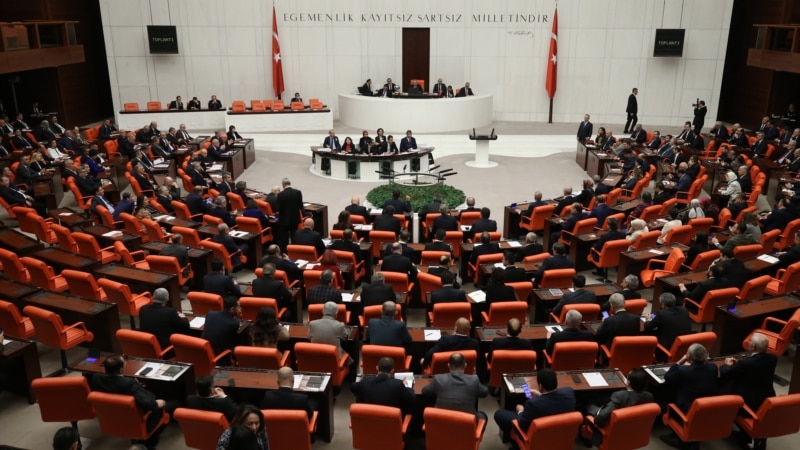 Все партии парламента Турции, за исключением Демократической партии народов, также выступили с обвинениями в адрес Армении 