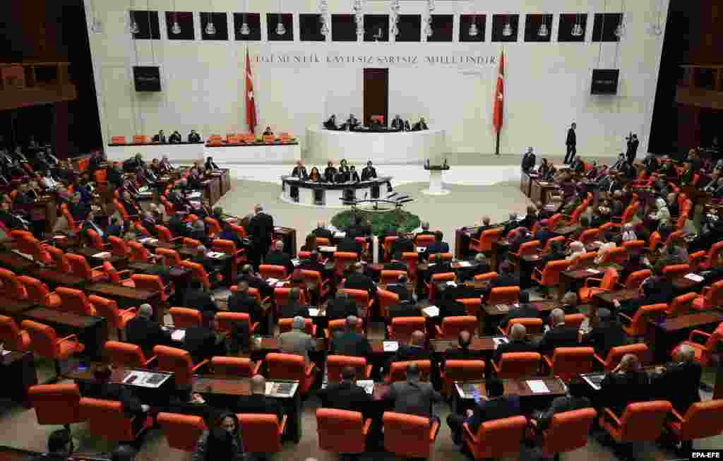 ТУРЦИЈА - Турскиот парламент денеска донесе закон со кој се предвидува посилна контрола врз социјалните мрежи, што предизвикува загриженост во врска со слободата на изразување. Социјалните мрежи како Твитер и Фејсбук ќе мора да имаат претставник во Турција. Тие исто така ќе треба да се придржуваат кон наредбите на турскиот суд за отстранување на одредена содржина во рок од 24 часа. Во случај на непочитување на судските наредби, предвидени се строги казни.